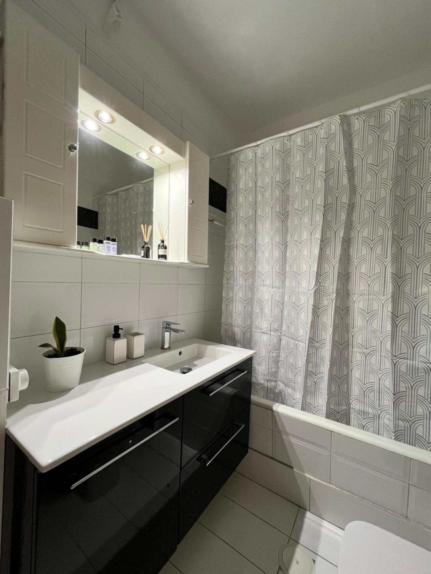 Quiet Apartment With Garden View In Kolonaki Athena Bagian luar foto